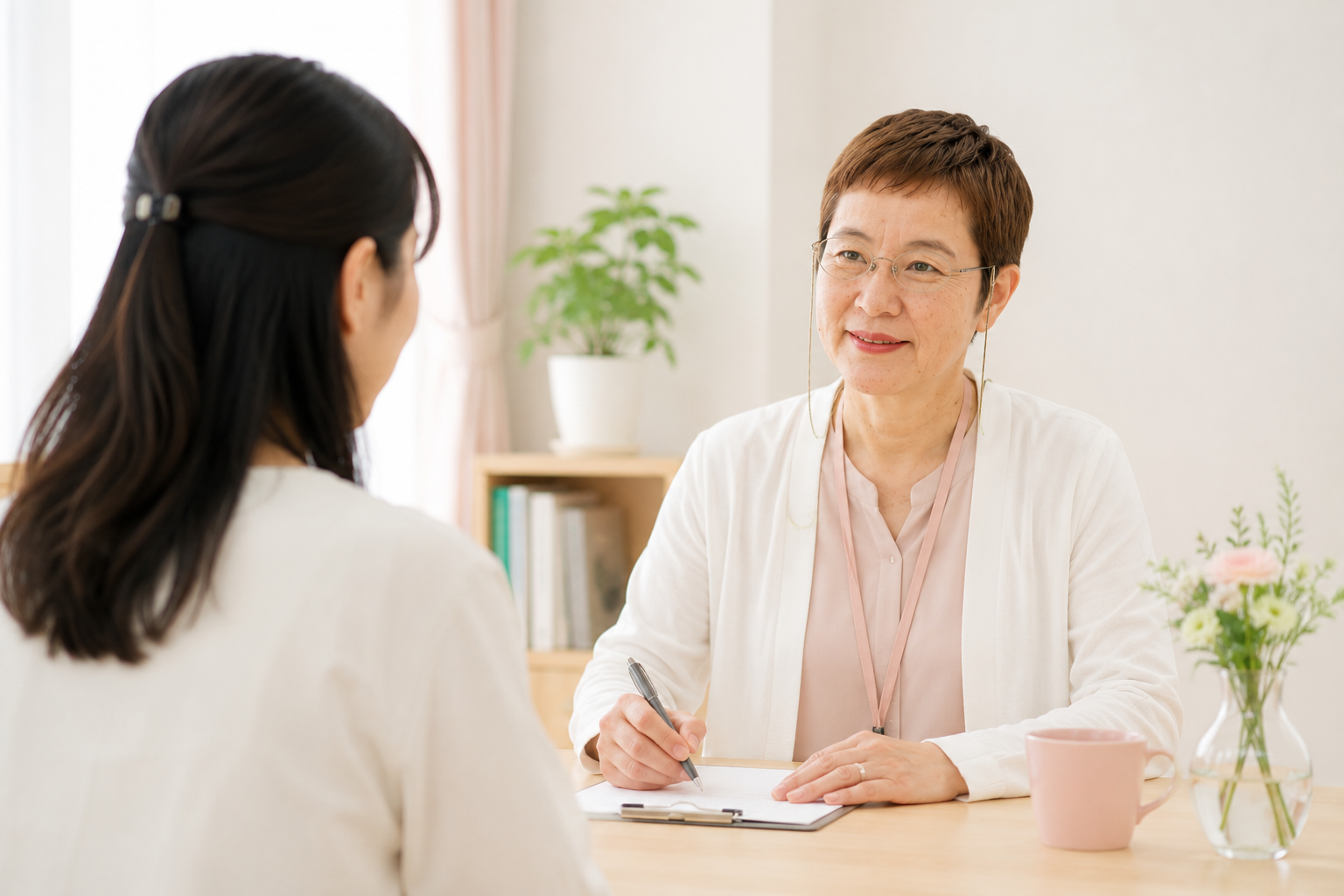 相談者に寄り添って話を聴く女性相談員のイメージ