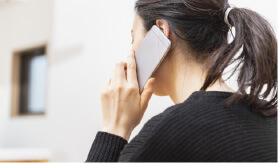 女性情報相談で電話相談を受けるイメージ